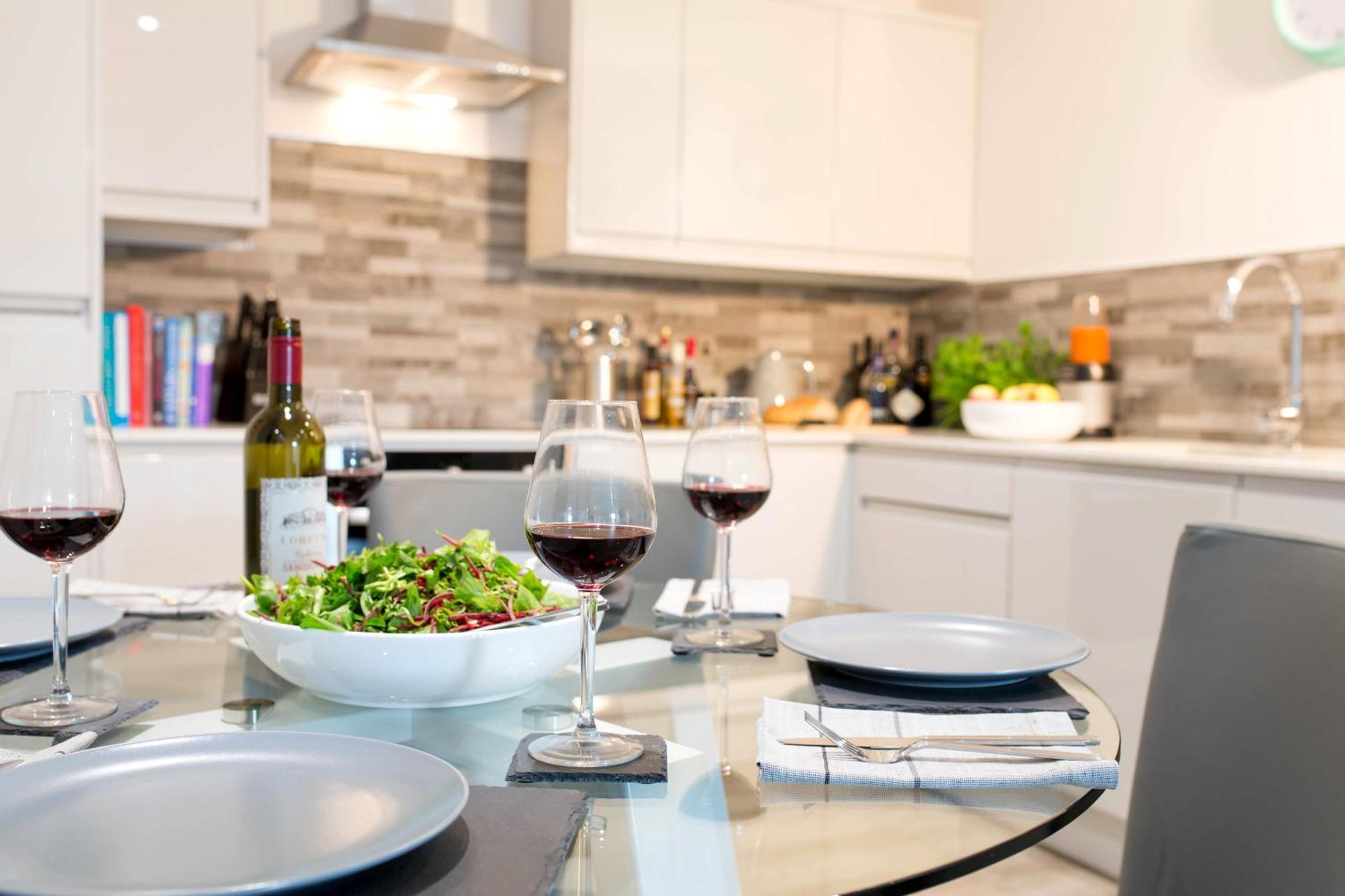 Cotels At 7Zero1 Serviced Apartments - Modern Apartments, Superfast Broadband, Free Parking, Centrally Located Милтън Кейнс Екстериор снимка
